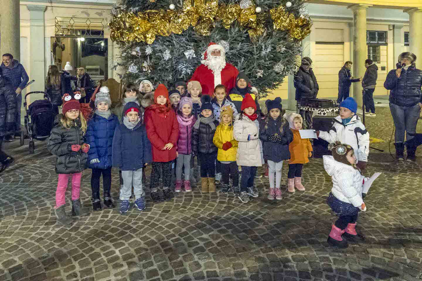 Nibbiola, acceso l’albero di Natale in piazza con tanti bambini