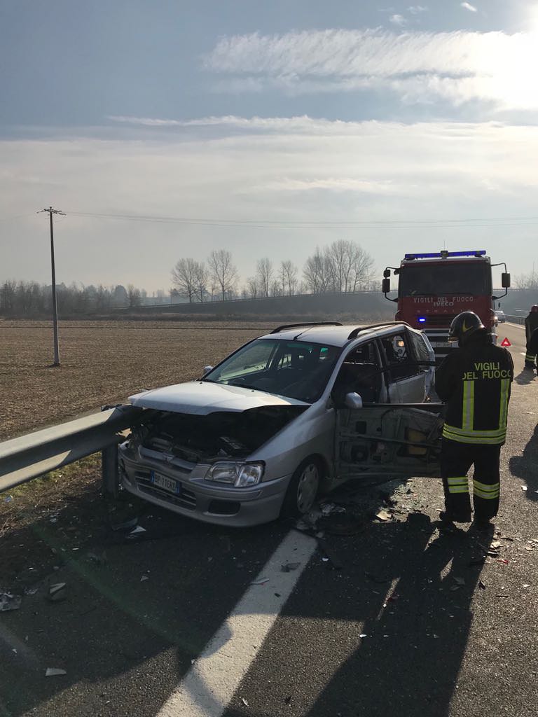 Galliate, coinvolte in un incidente due auto