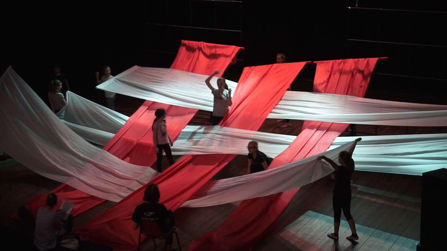 “Lo specchio di Alice”, prima produzione del Nuovo Teatro Faraggiana