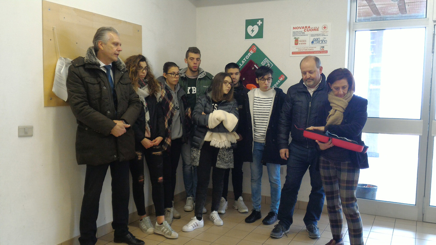 Consegnato il defibrillatore agli istituti Bonfantini e Ravizza