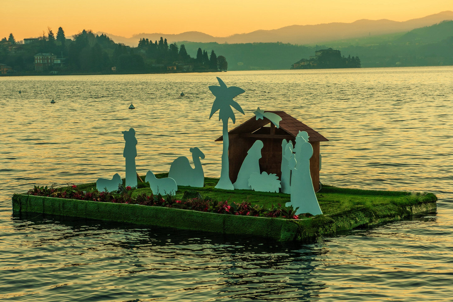 A Pettenasco inaugurato il presepe galleggiante