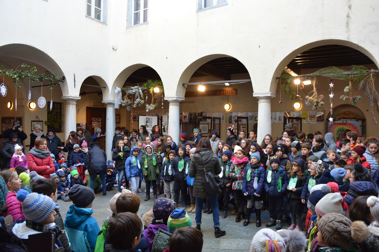 Varallo inaugurato il Natale in biblioteca: visitabili mostre e allestimenti a tema