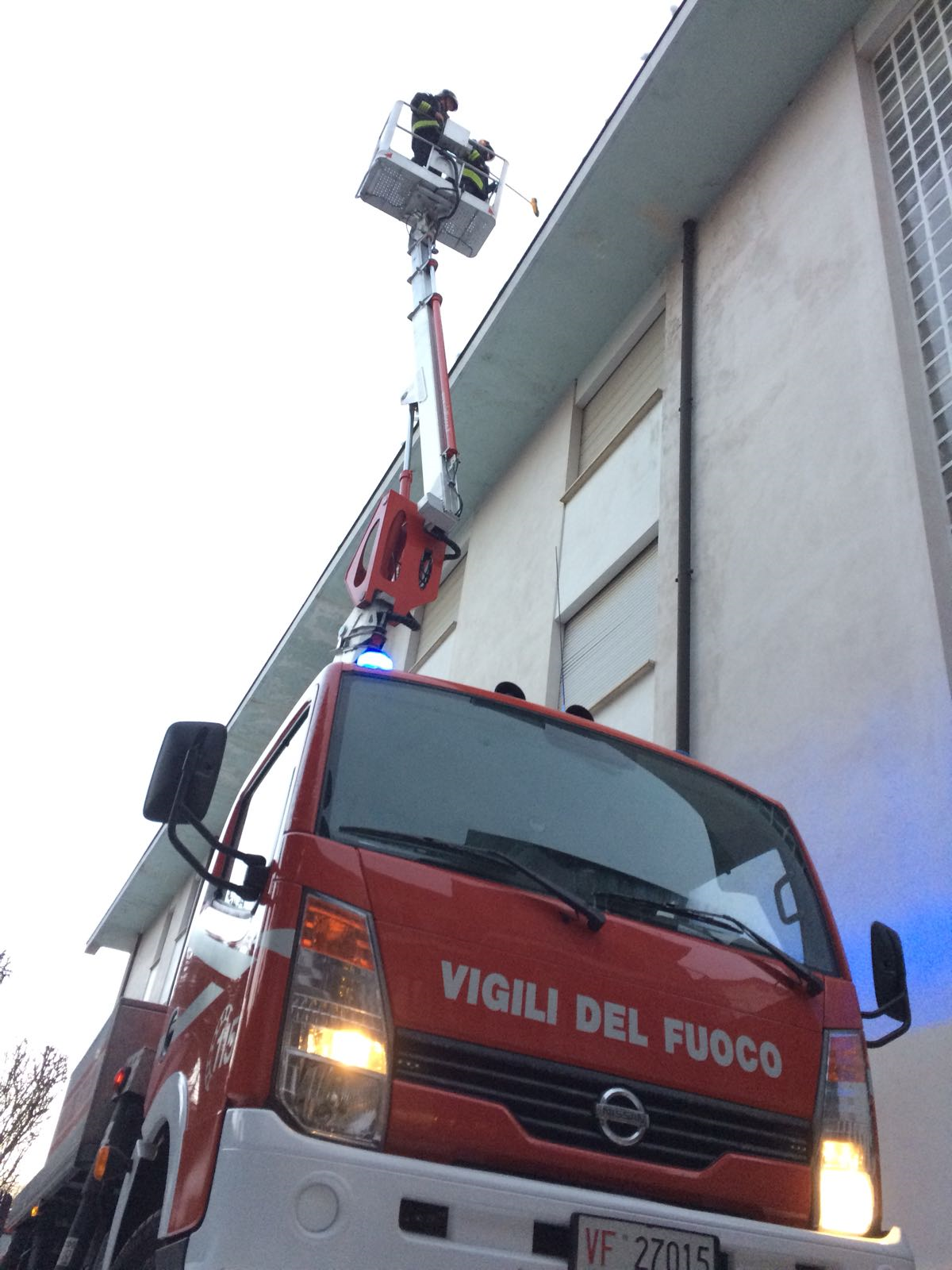 Arona, messo in sicurezza un tetto con l’intervento dei Vigili del Fuoco