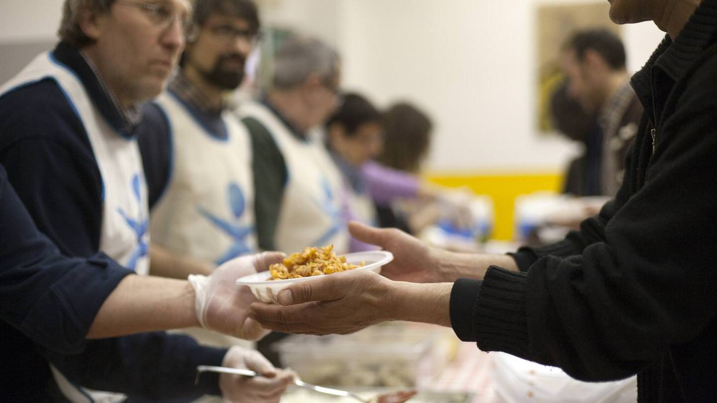 Centri d’Ascolto Caritas di Novara, 600 buoni spesa a chi è in difficoltà grazie a collaborazione con Rotary Val Ticino e Banco Popolare