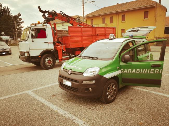 Carabinieri forestali fermano a Sizzano mezzo che trasportava senza autorizzazione rifiuti ferrosi