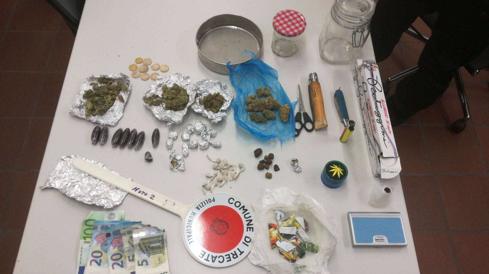Trecate, operazione anti-droga della Polizia Locale, arrestato un 25enne