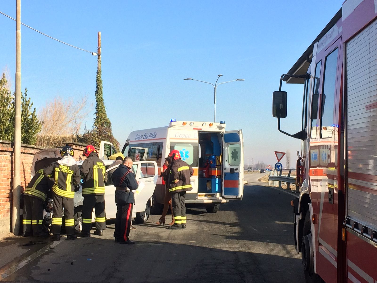 Incidente a Mandello Vitta, fuori strada auto con due anziani