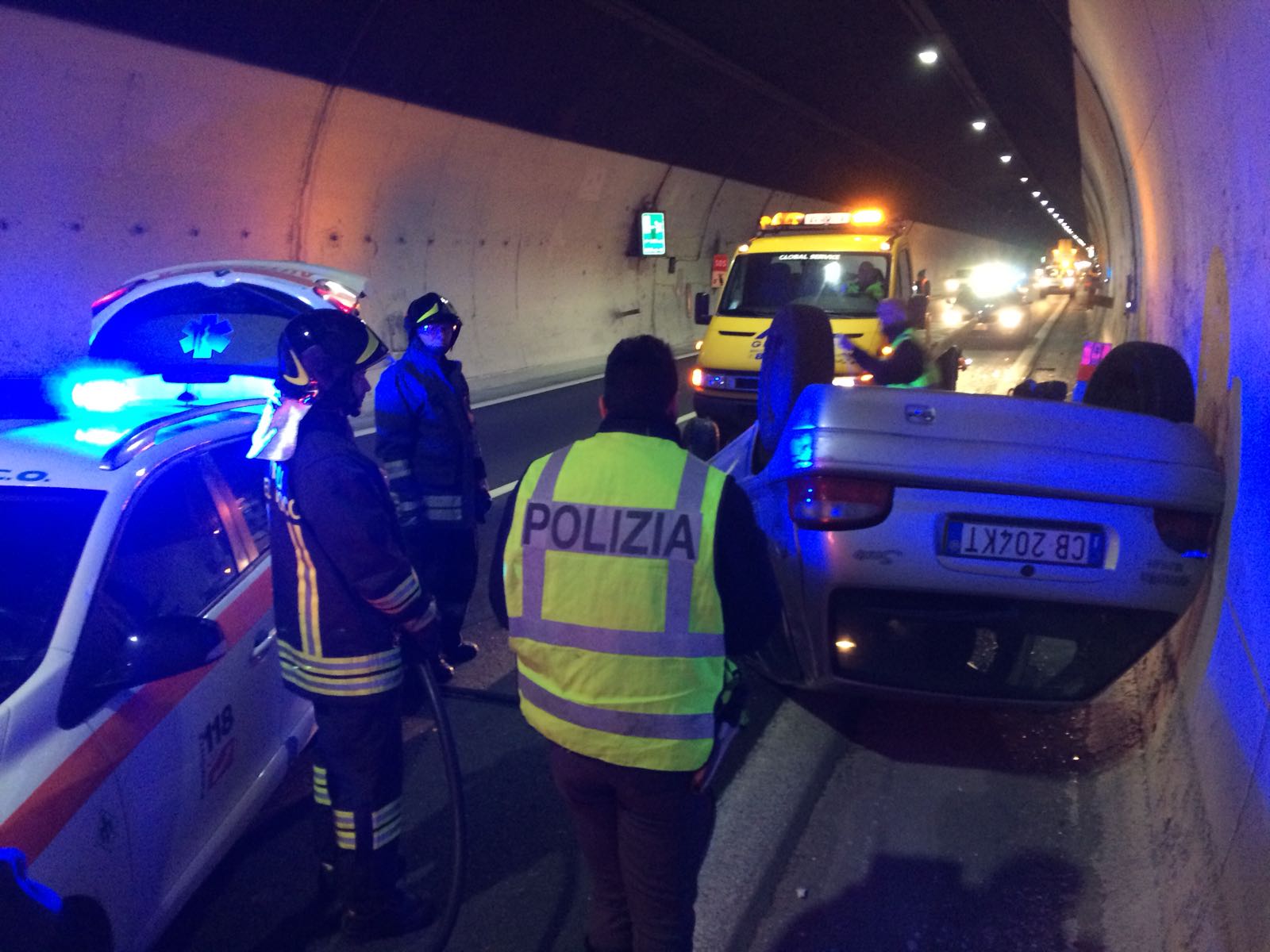 A26, auto ribaltata all’altezza di Massino Visconti in galleria
