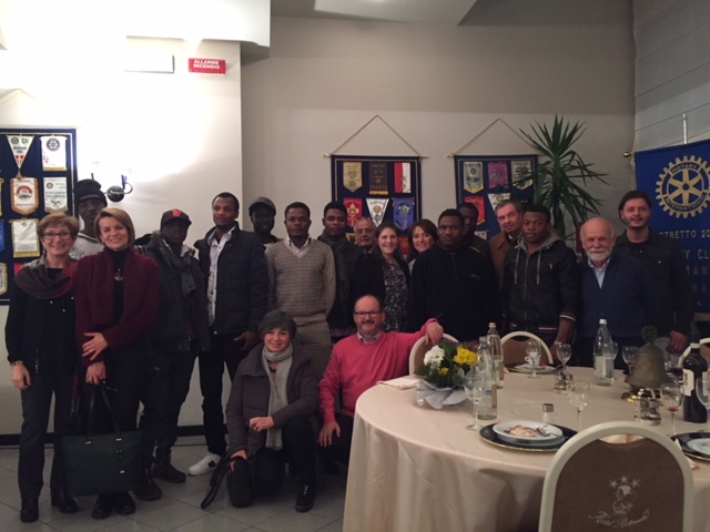 Un gruppo di migranti ospiti alla riunione del Rotary Club Borgomanero-Arona