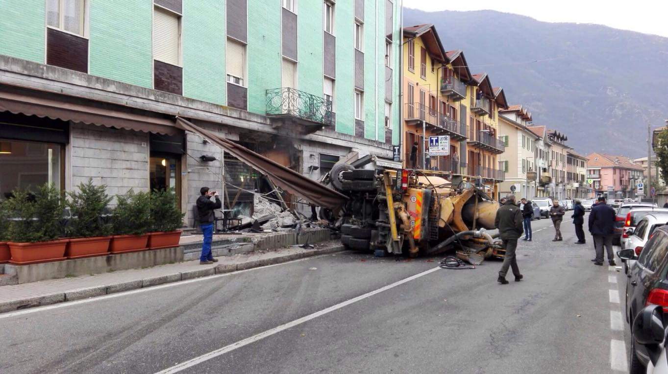Gravellona Toce, betoniera sfonda vetrina del bar Milano: tre feriti