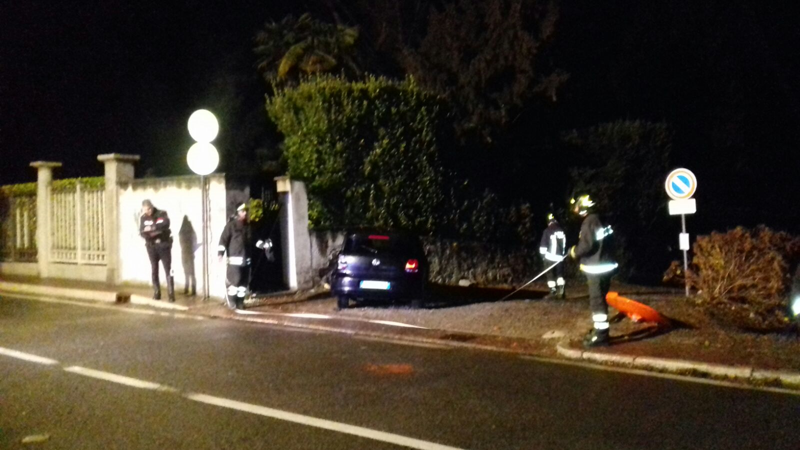 Meina, intervento dei Vigili del Fuoco per liberare una persona incastrata nella sua auto dopo l’incidente