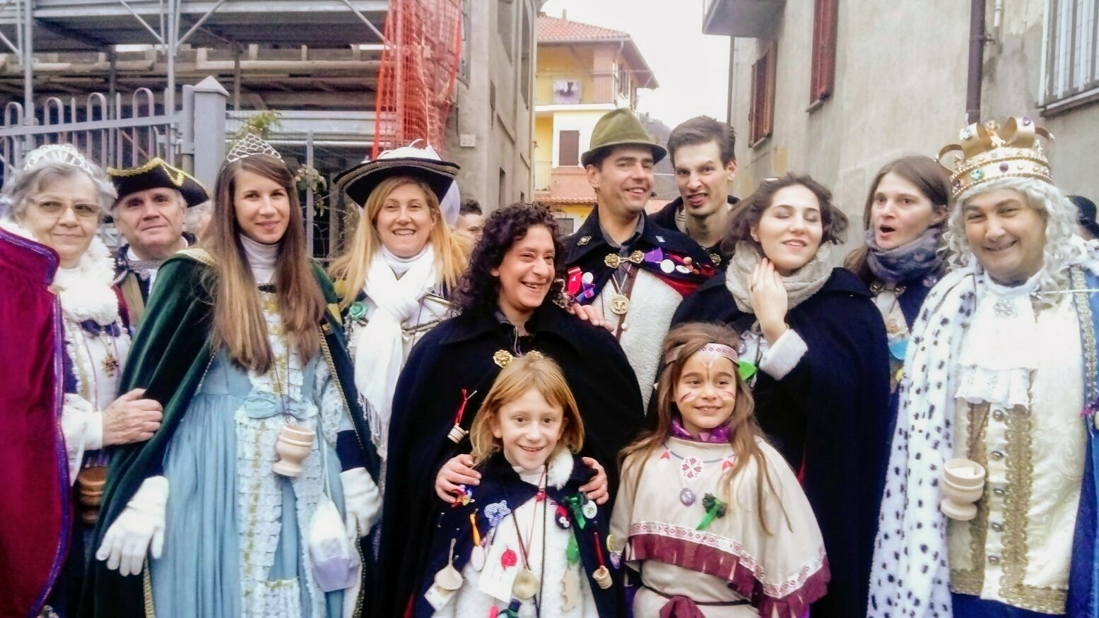 La corte di Re Biscotti e della Regina Cuneta al “Giro dei Cortili” a Doccio