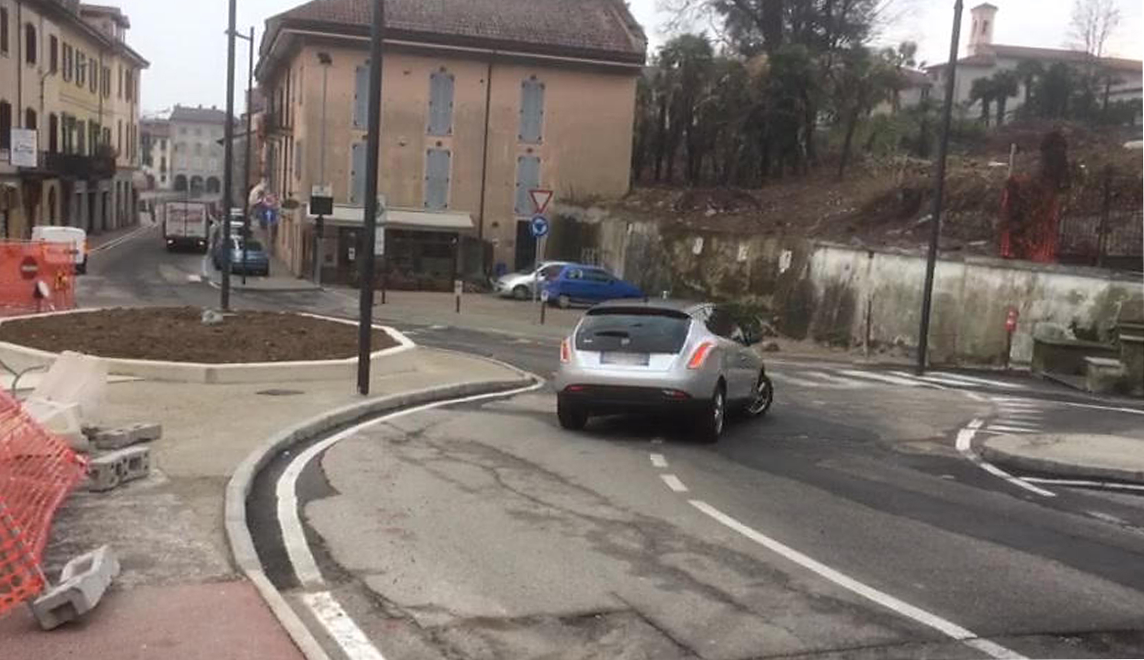 Arona, il Pd critica la rotonda in via Poli