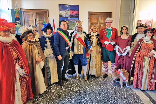 La corte di Re Biscottino e della Regina Cuneta in visita a Varallo Sesia