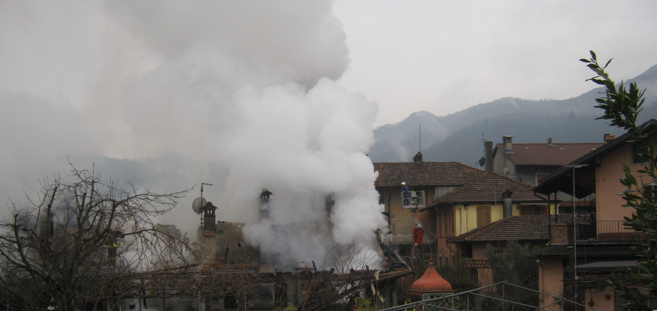 Varallo, va a fuoco una casa in via Brigate Garibaldi