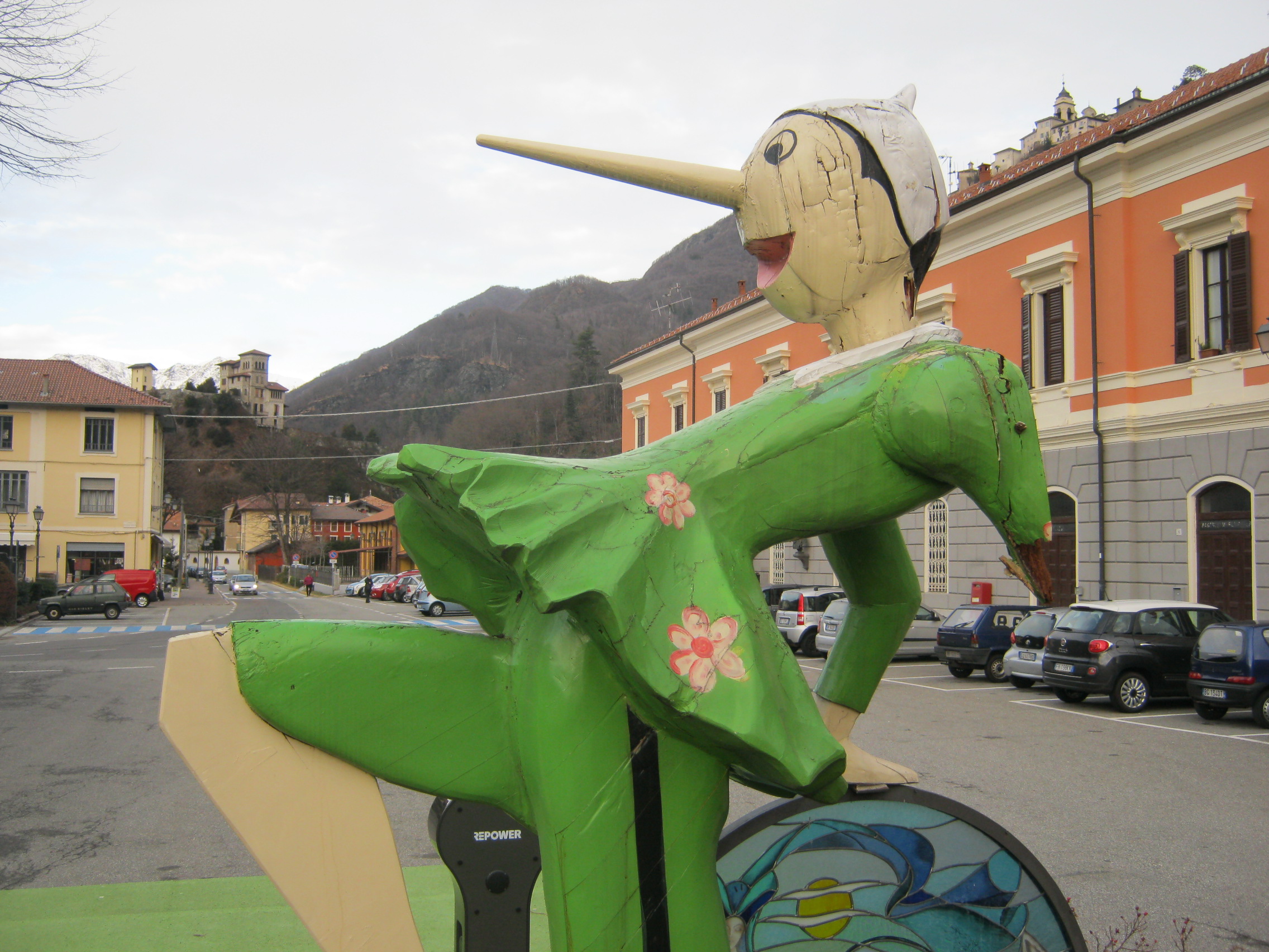 Varallo, danneggiata la statua di Pinocchio di fronte all’autostazione