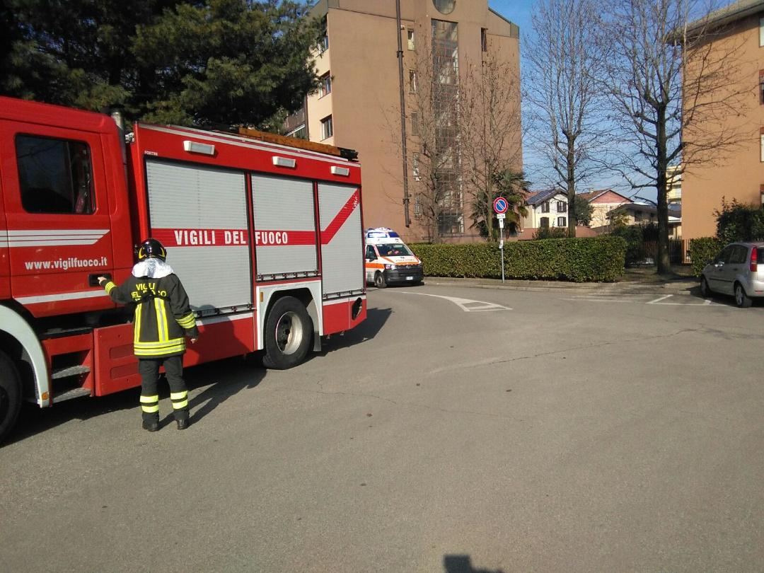Ad Arona i Vigili del fuoco intervengono per soccorrere una persona anziana