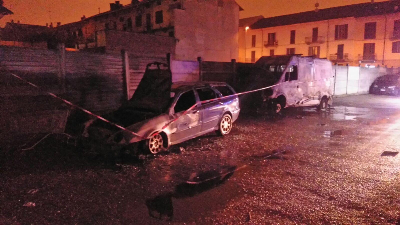 Doppio incendio a Novara in corso Milano