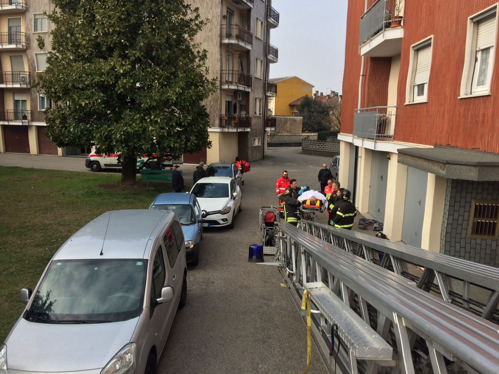 Pernate, malore in casa soccorso dai Vigili del fuoco