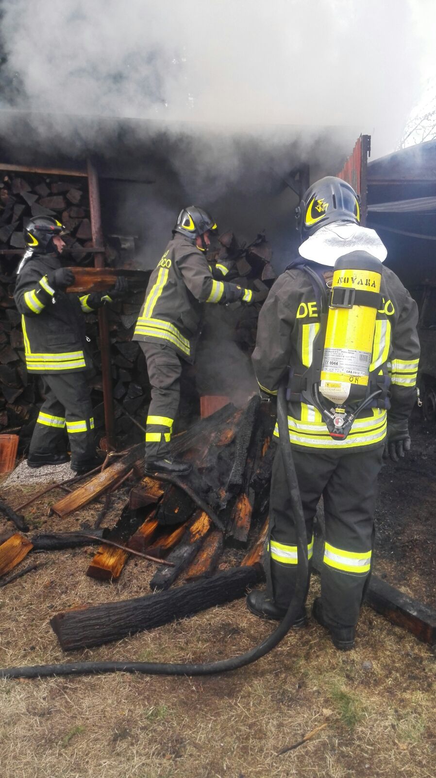 Pettenasco, auto e box in fiamme, intervento dei Vigili del fuoco