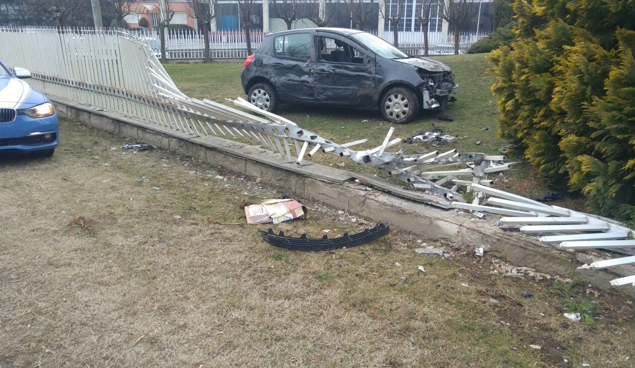 Fontaneto, autoarticolato taglia la strada a un veicolo: sfondata una recinzione