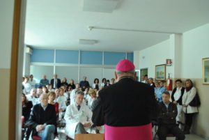 Monsignor Brambilla visita la Fondazione Maugeri