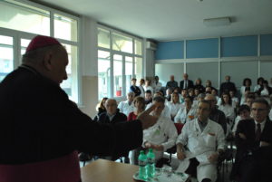 Monsignor Brambilla visita la Fondazione Maugeri