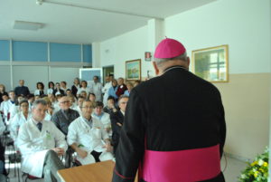 Monsignor Brambilla visita la Fondazione Maugeri