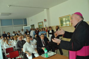 Monsignor Brambilla visita la Fondazione Maugeri