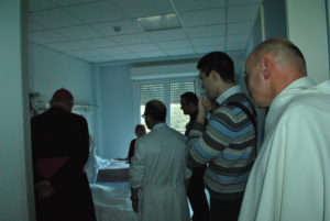 Monsignor Brambilla visita la Fondazione Maugeri