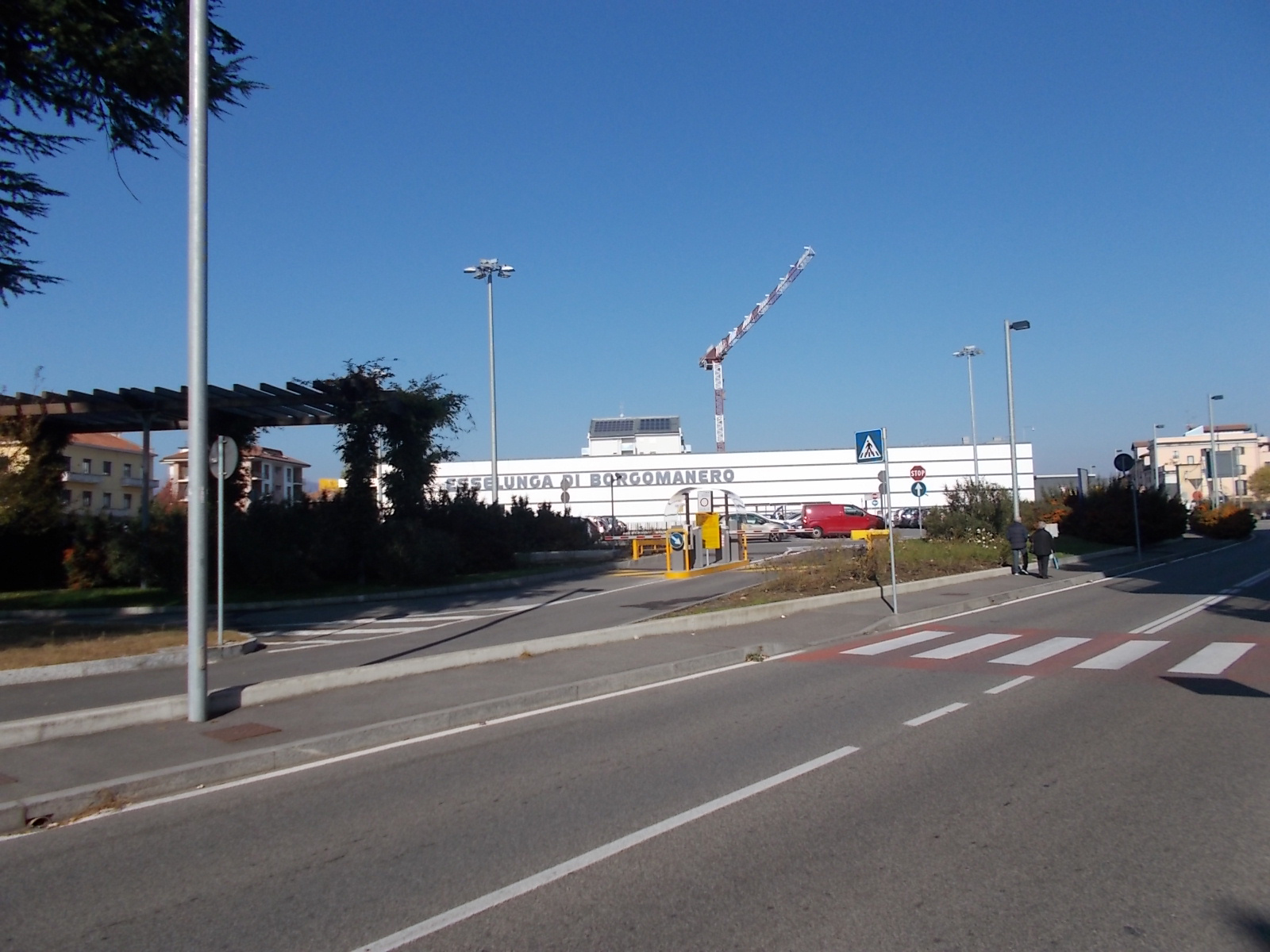 Borgomanero, bocciato l’ordine del giorno per rendere libero il parcheggio Esselunga