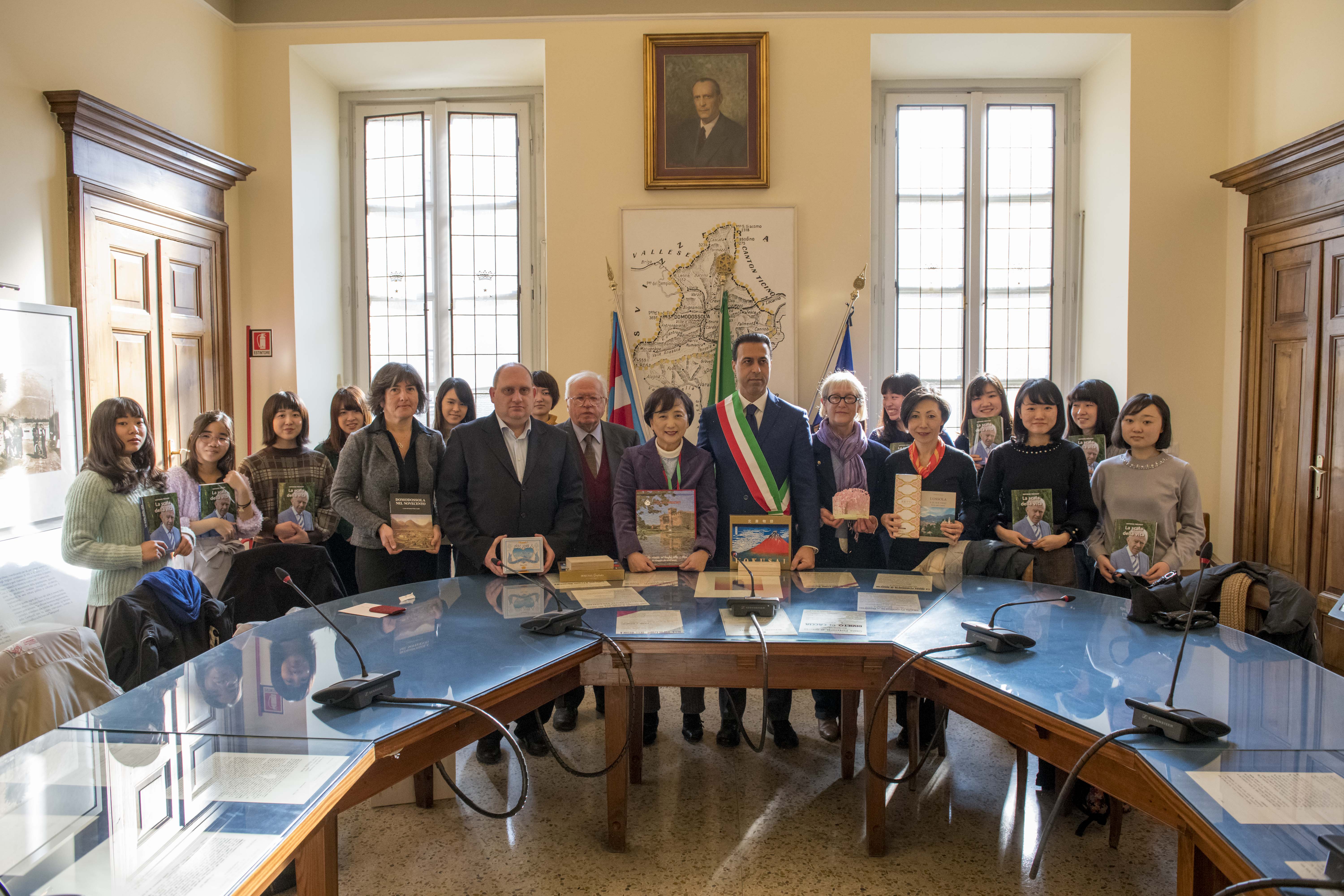 Domodossola: studentesse giapponesi in visita dal sindaco Pizzi