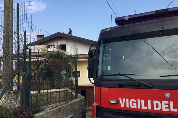 Divignano, incendiato un tetto di una casa in via Vittorio Veneto