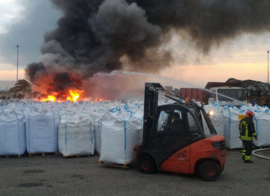 Incendio a Tornaco in un impianto di riciclaggio gomma