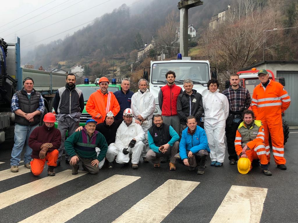 Domodossola, i volontari sgombrano il solaio della scuola a Quartero