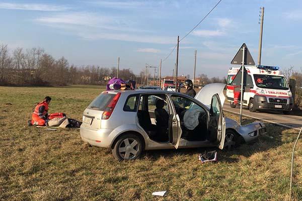 Oleggio, intervento dei Vigili del fuoco per un incidente