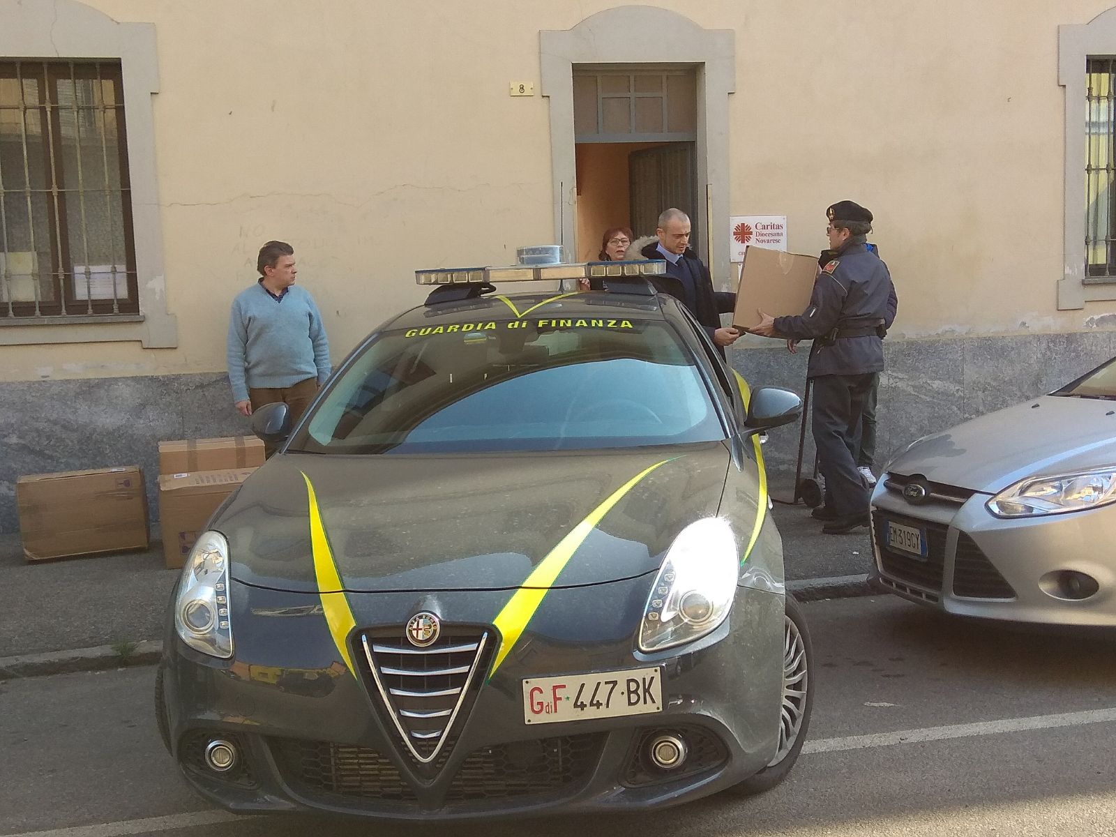 Migliaia di magliette e felpe sequestrate dalla GdF di Novara: donate alla Caritas Diocesana