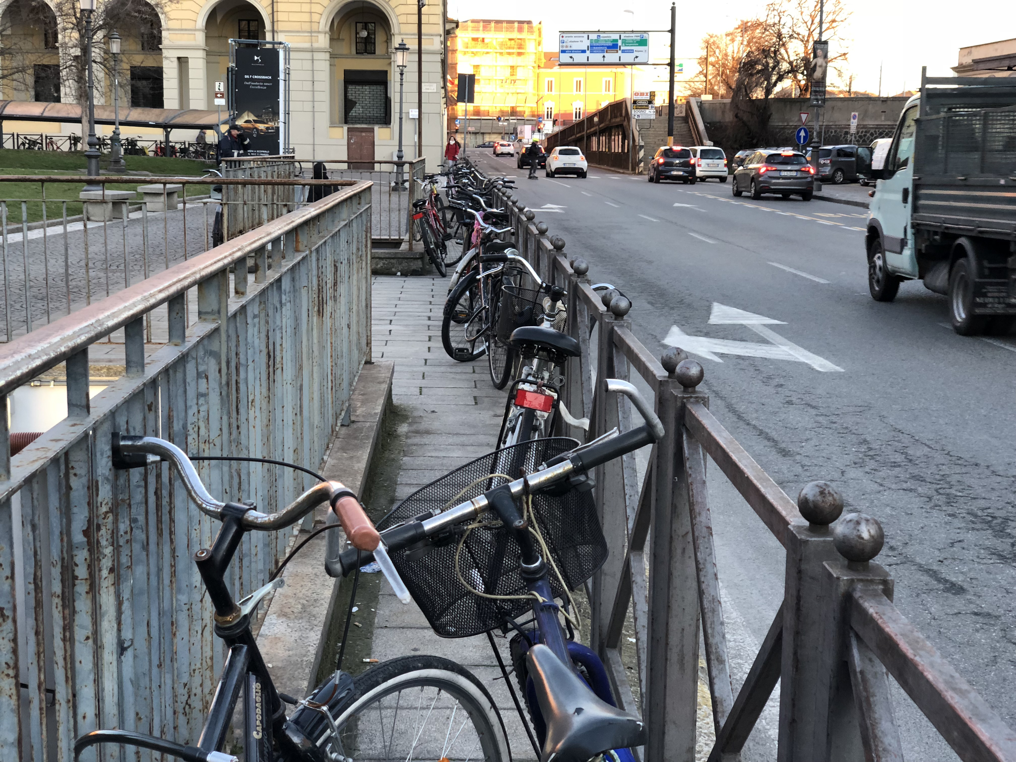 Novara, il parcheggio selvaggio delle bici alla stazione non si ferma:  il Comune pensa a nuove rimozioni