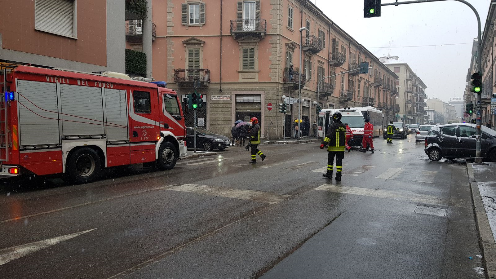Auto contro ambulanza: intervento dei Vigili del fuoco in corso Torino a Novara