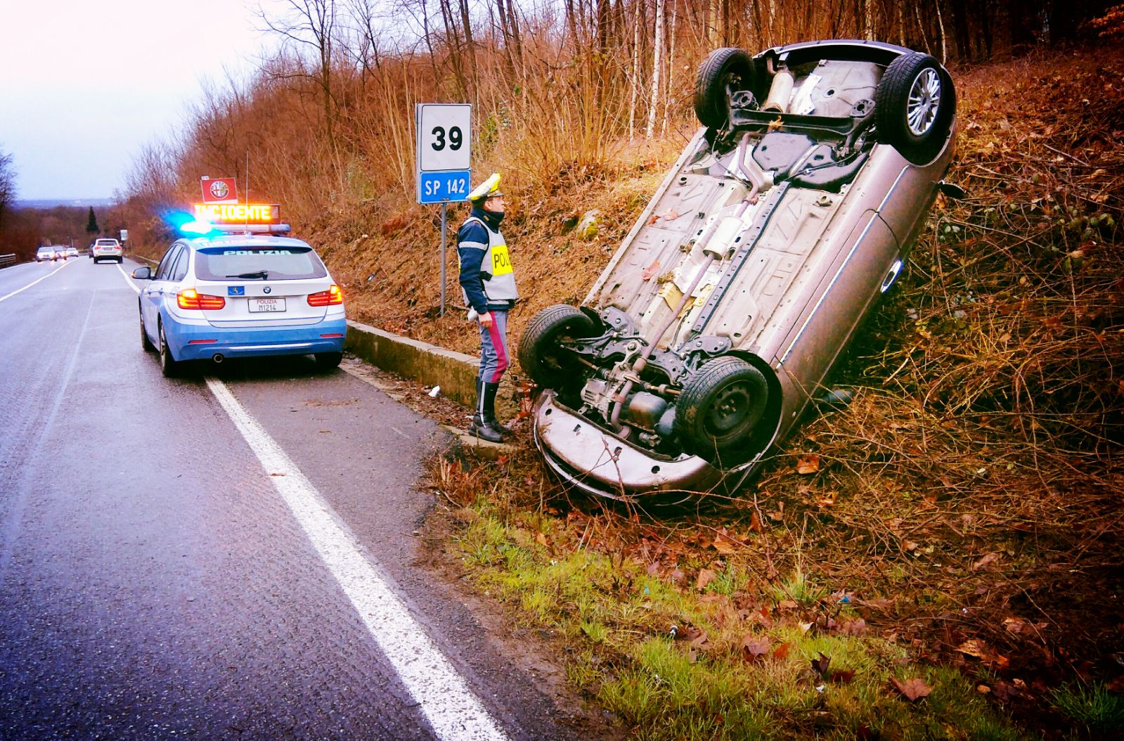 Cureggio, auto si ribalta contro una collinetta, giovane soccorsa dal 118