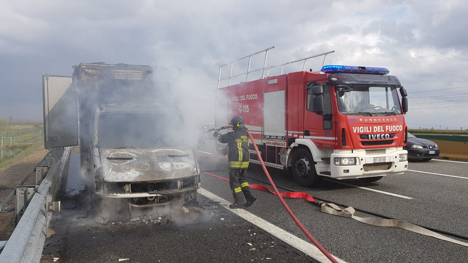 Sull’A4 in zona Novara a fuoco un furgone