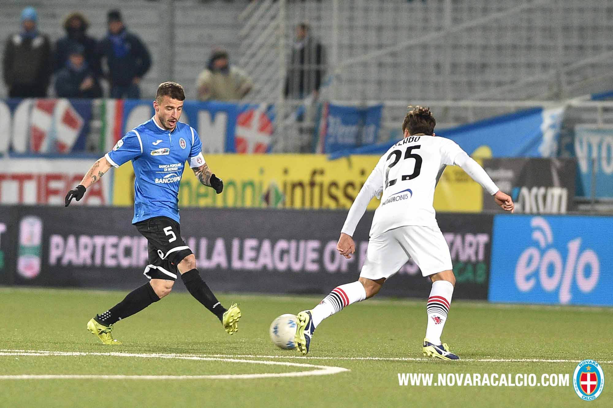 Il Novara calcio perde 1 a 0 a Frosinone e sprofonda in zona play out