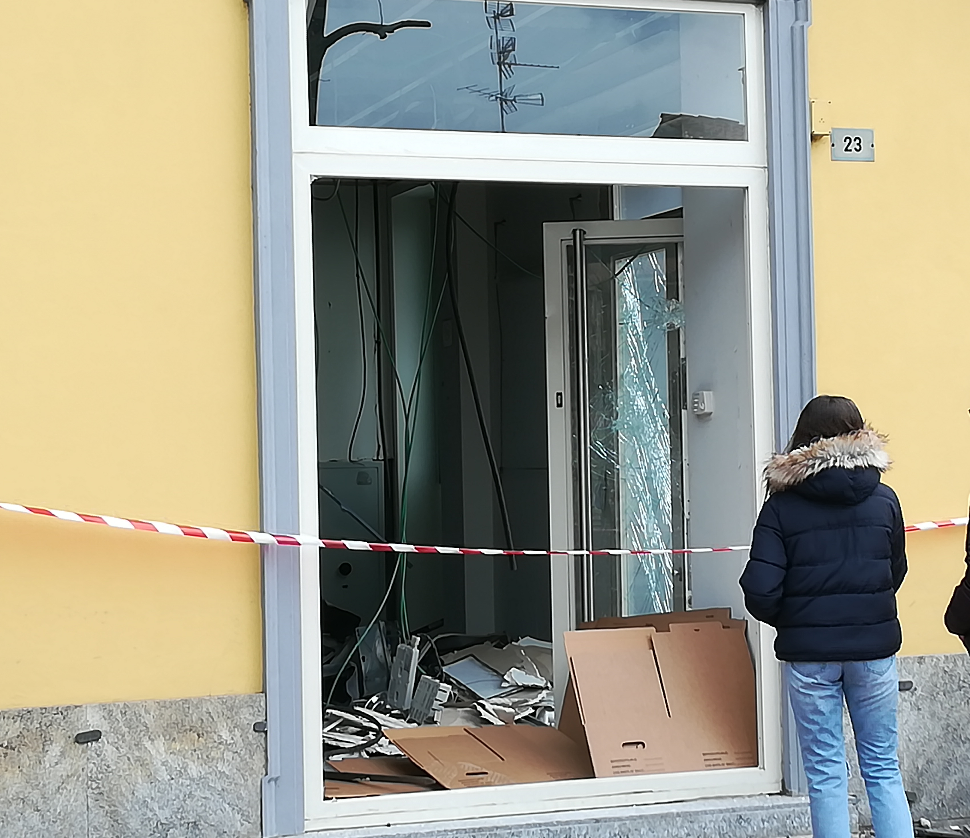 A Galliate fatto saltare in aria uno sportello bancomat