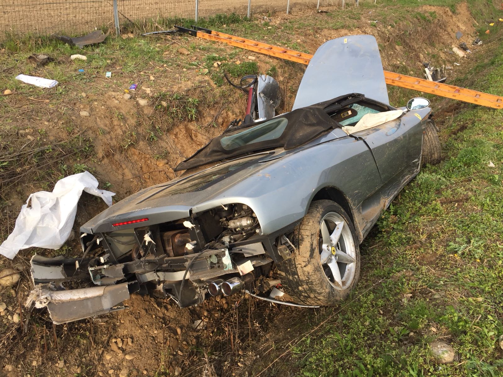 A bordo della sua Ferrari esce di strada e finisce in un canale di scolo: intervento dei Vigili del fuoco di Novara