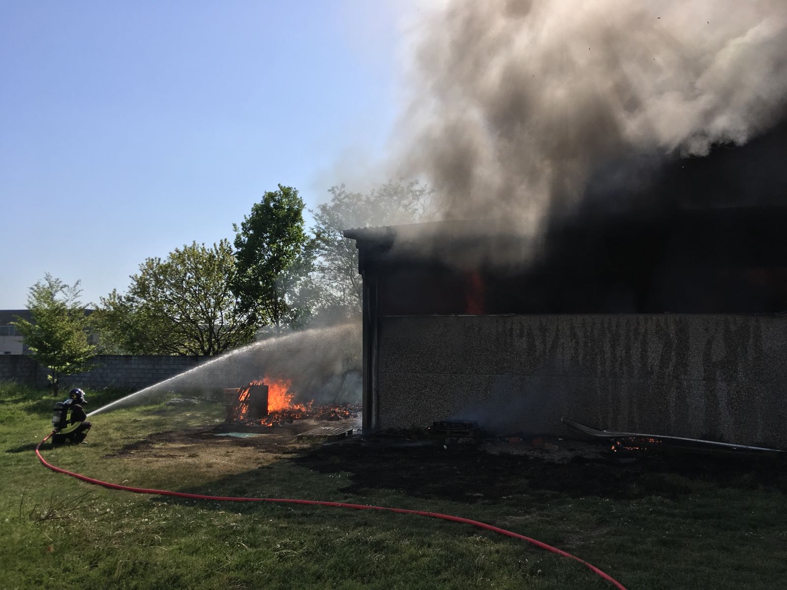 Fiamme da un deposito di un’azienda di Borgolavezzaro