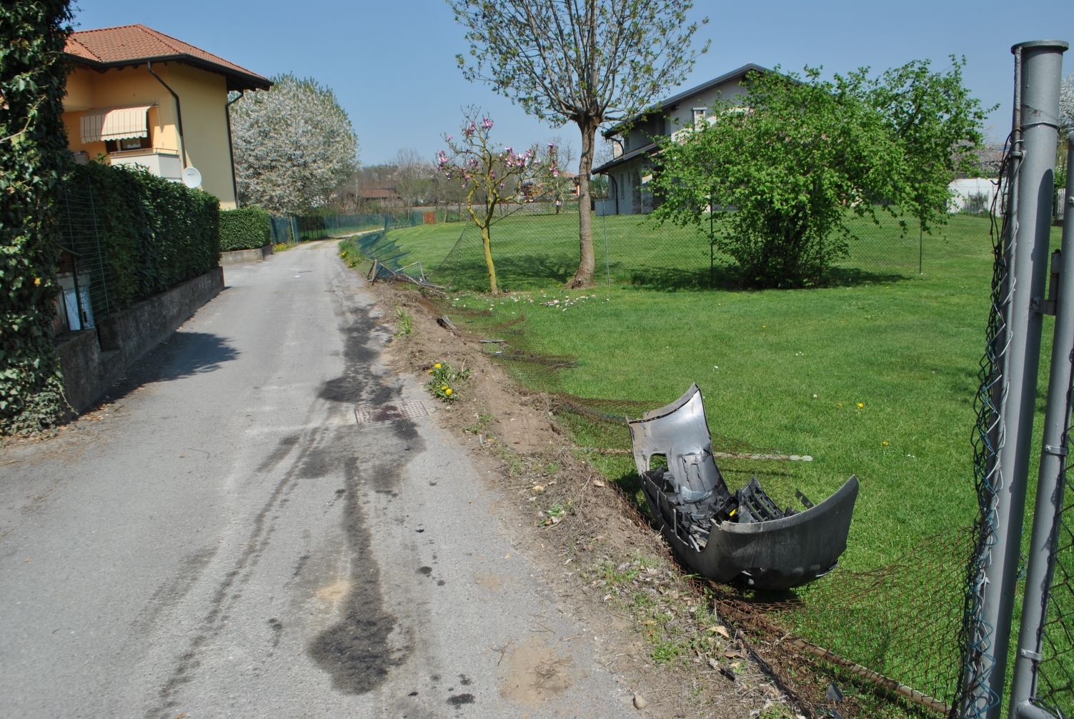 Cureggio, auto finita contro recinzione e furgone