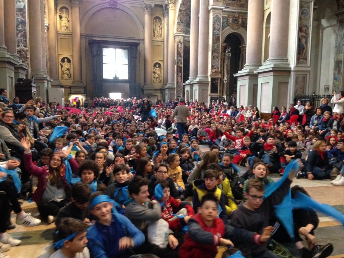San Gaudenzio colorata da 2mila bandane per l’incontro del vescovo coi cresimandi