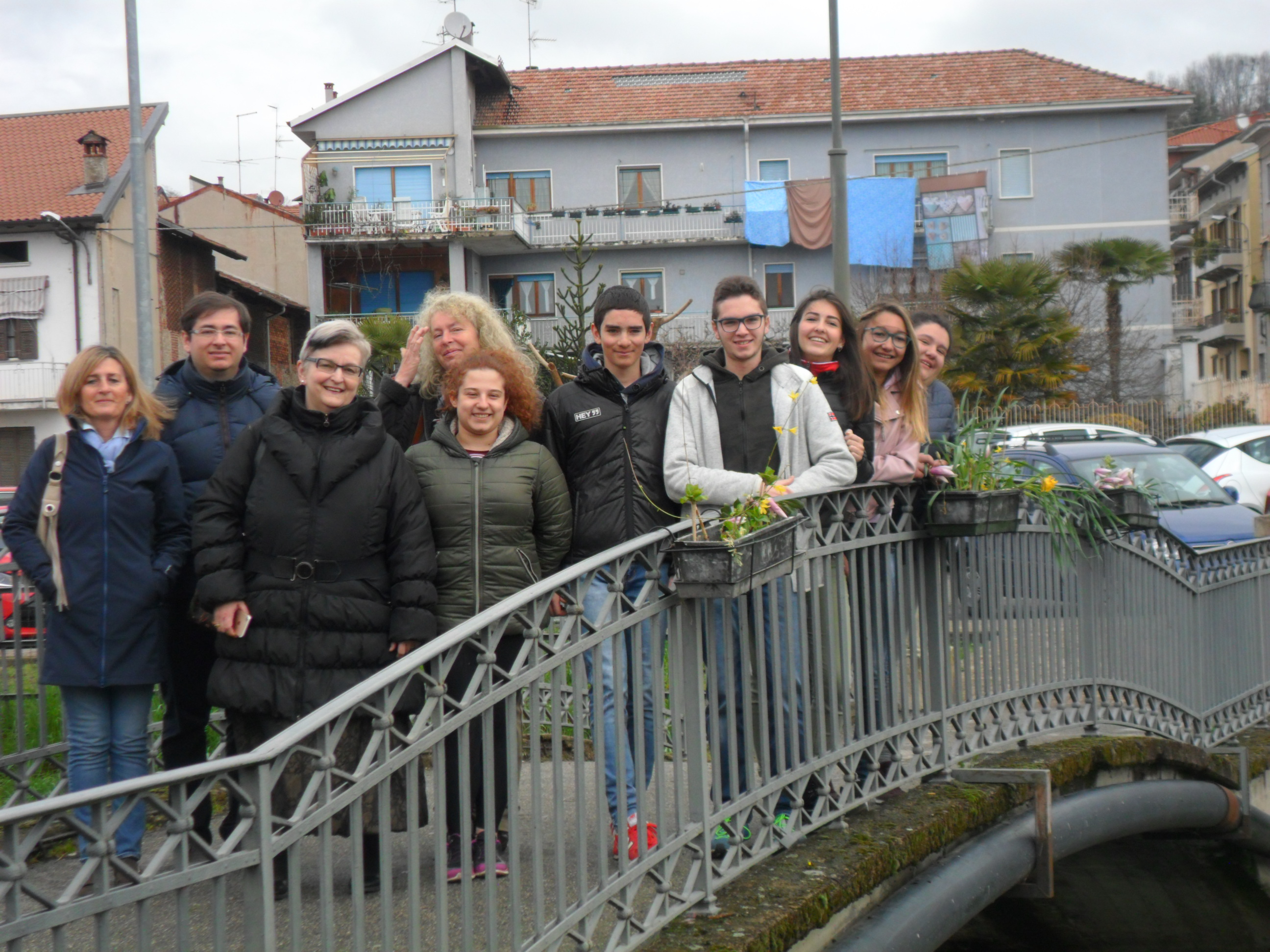 A Romagnano, passerelle fiorite grazie agli studenti dell’agrario
