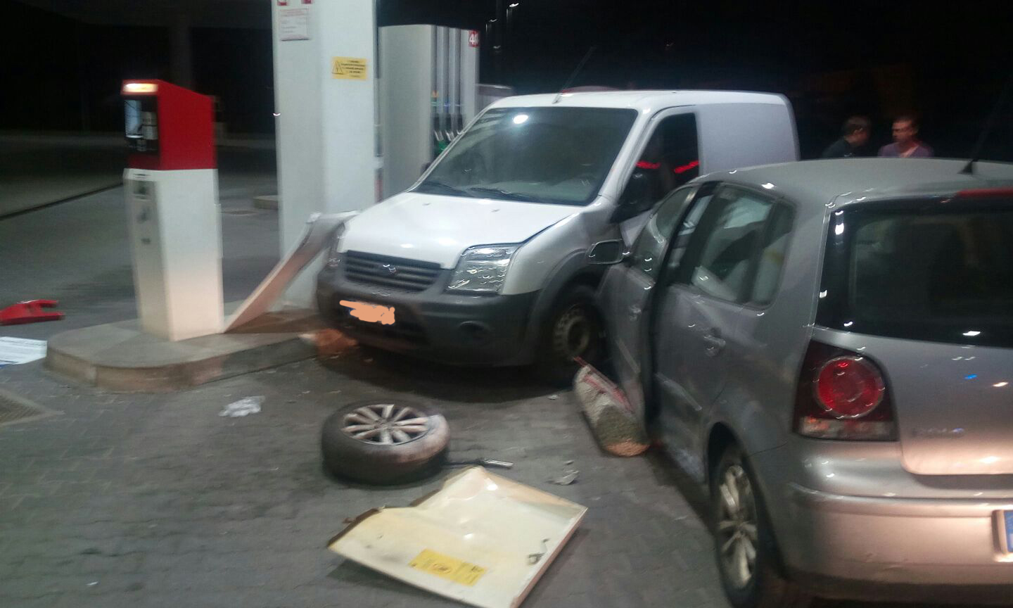 Paruzzaro: auto finisce dentro un distributore e coinvolge un altro veicolo