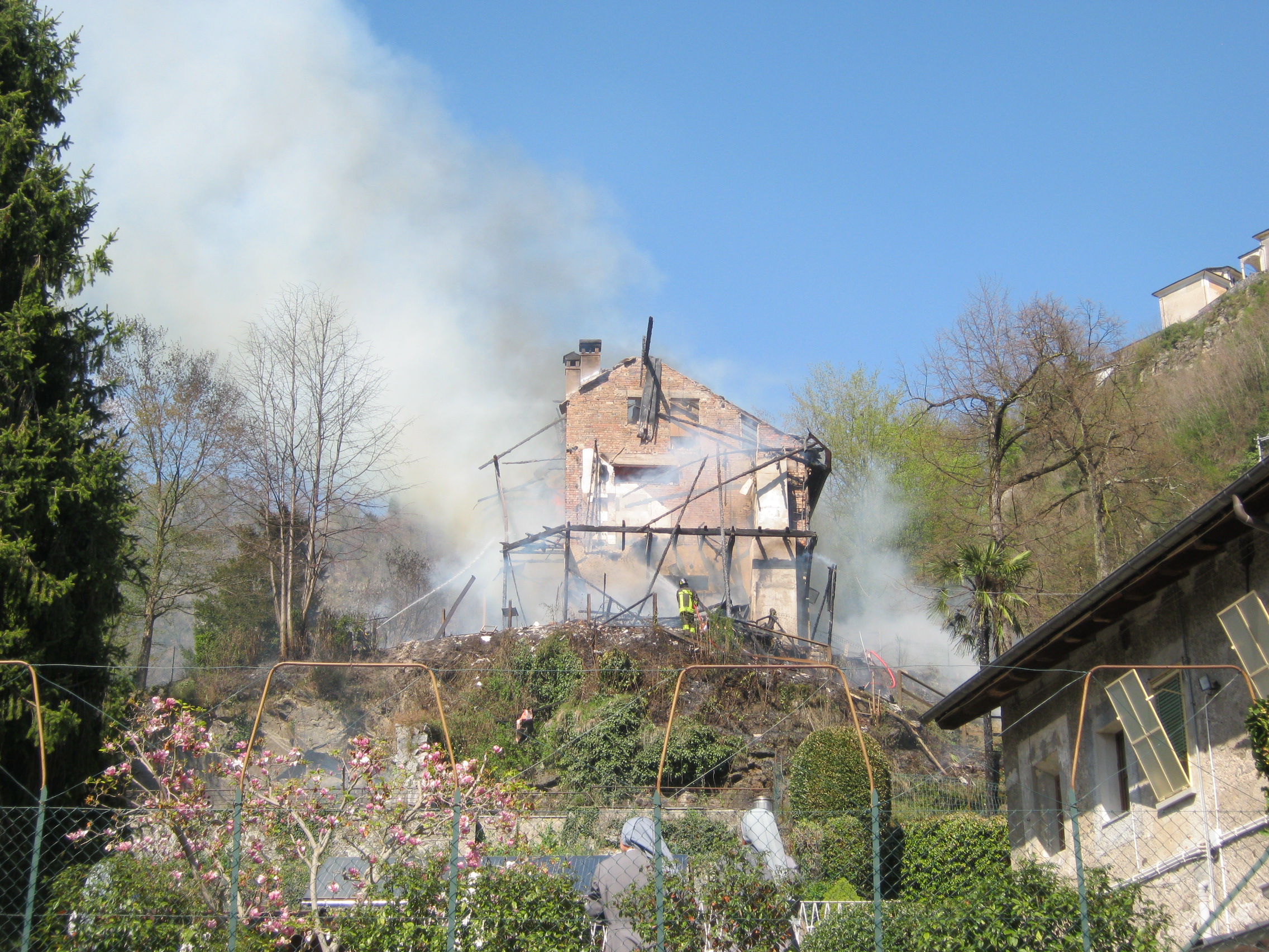 Incendio al Muntisel, distrutta la storica “casa valsesiana”